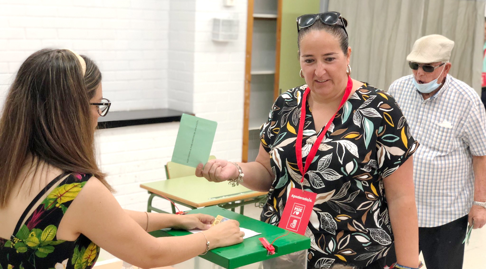 María José Sánchez (PSOE)  ha votado temprano para poder hacer seguimiento del desarrollo de la jornada electoral en Albuñol y sus anejos.